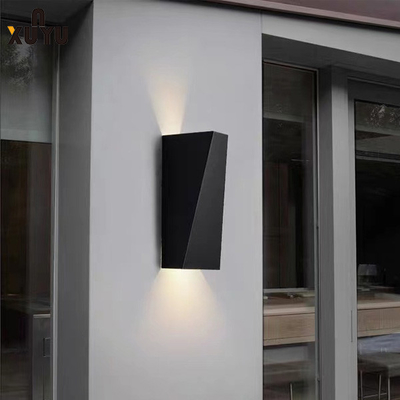 โคมไฟติดผนังกลางแจ้งทรงเรขาคณิต 85*205*85mm Aluminium Glass