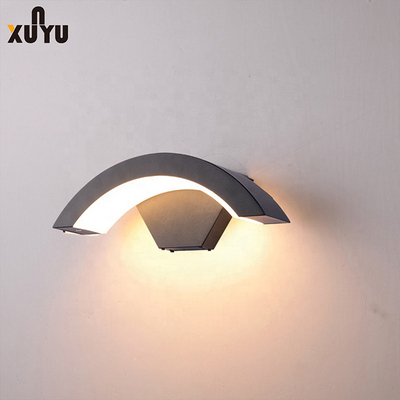 90 lm/w โคมไฟติดผนัง LED แบบโมเดิร์น โคมไฟติดผนังระเบียงกันความชื้น